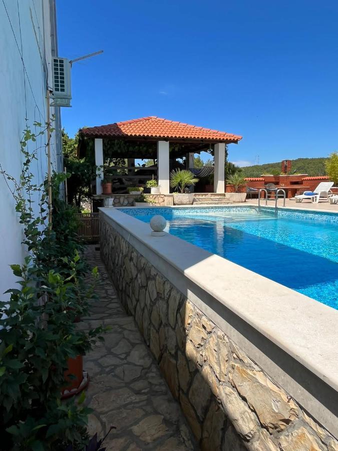 Apartment With Swimming Pool Jelsa  Exterior foto