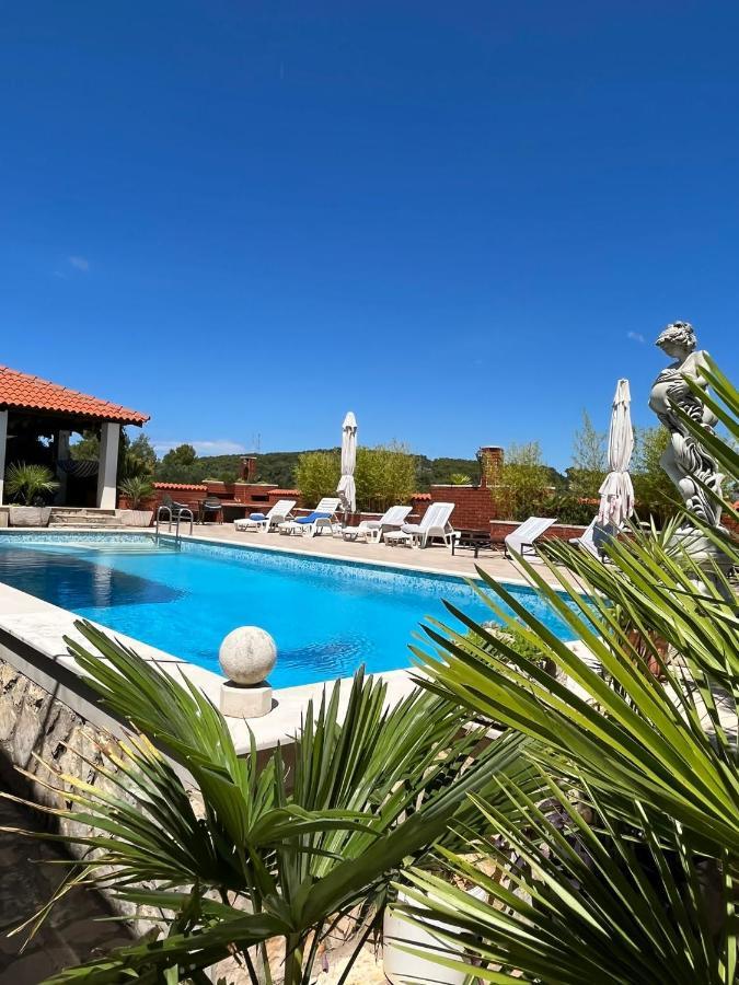 Apartment With Swimming Pool Jelsa  Exterior foto