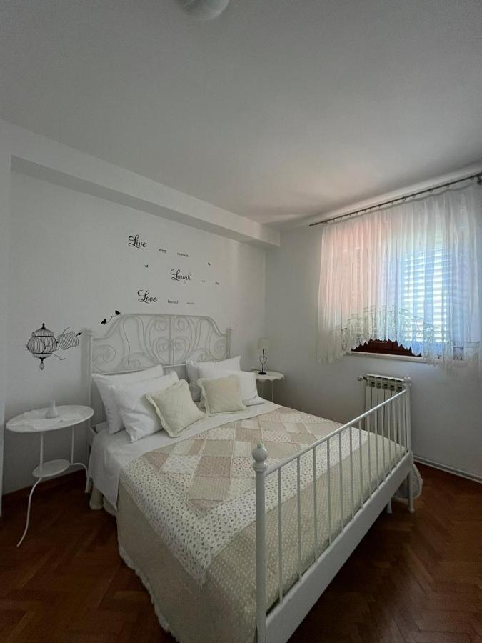 Apartment With Swimming Pool Jelsa  Exterior foto